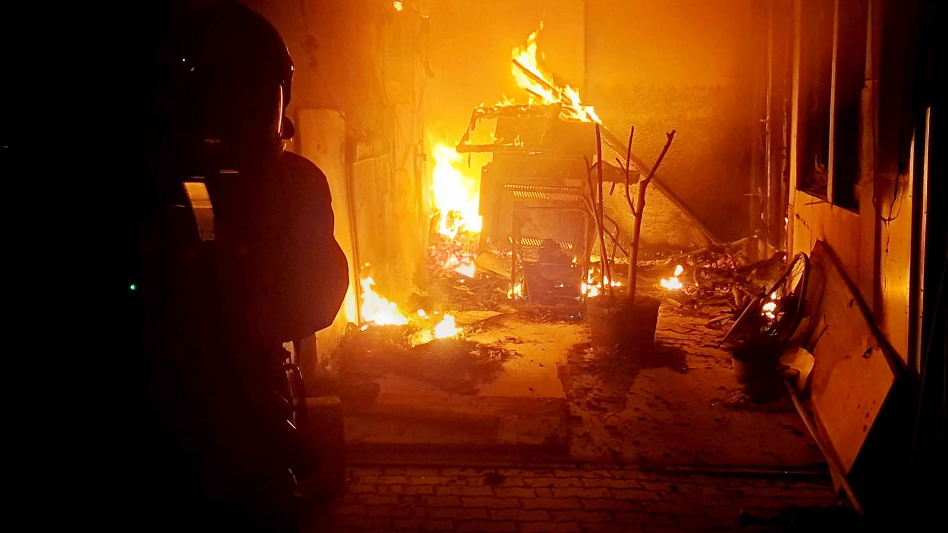 FF Neusiedl am See: Nächtlicher Brand eines Nebengebäudes im Ortszentrum