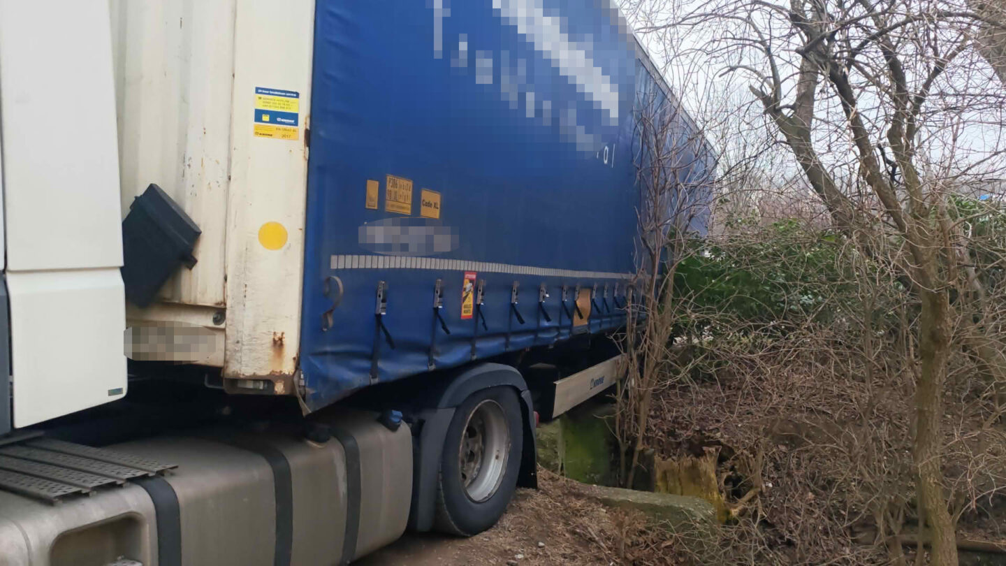 Sattelzug mit 23 Tonnen Streusalz wird geborgen