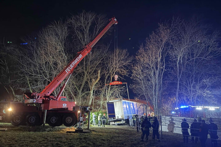 FF Ebenfurth: Sattelzug mit 23 Tonnen Streusalz auf Abwegen