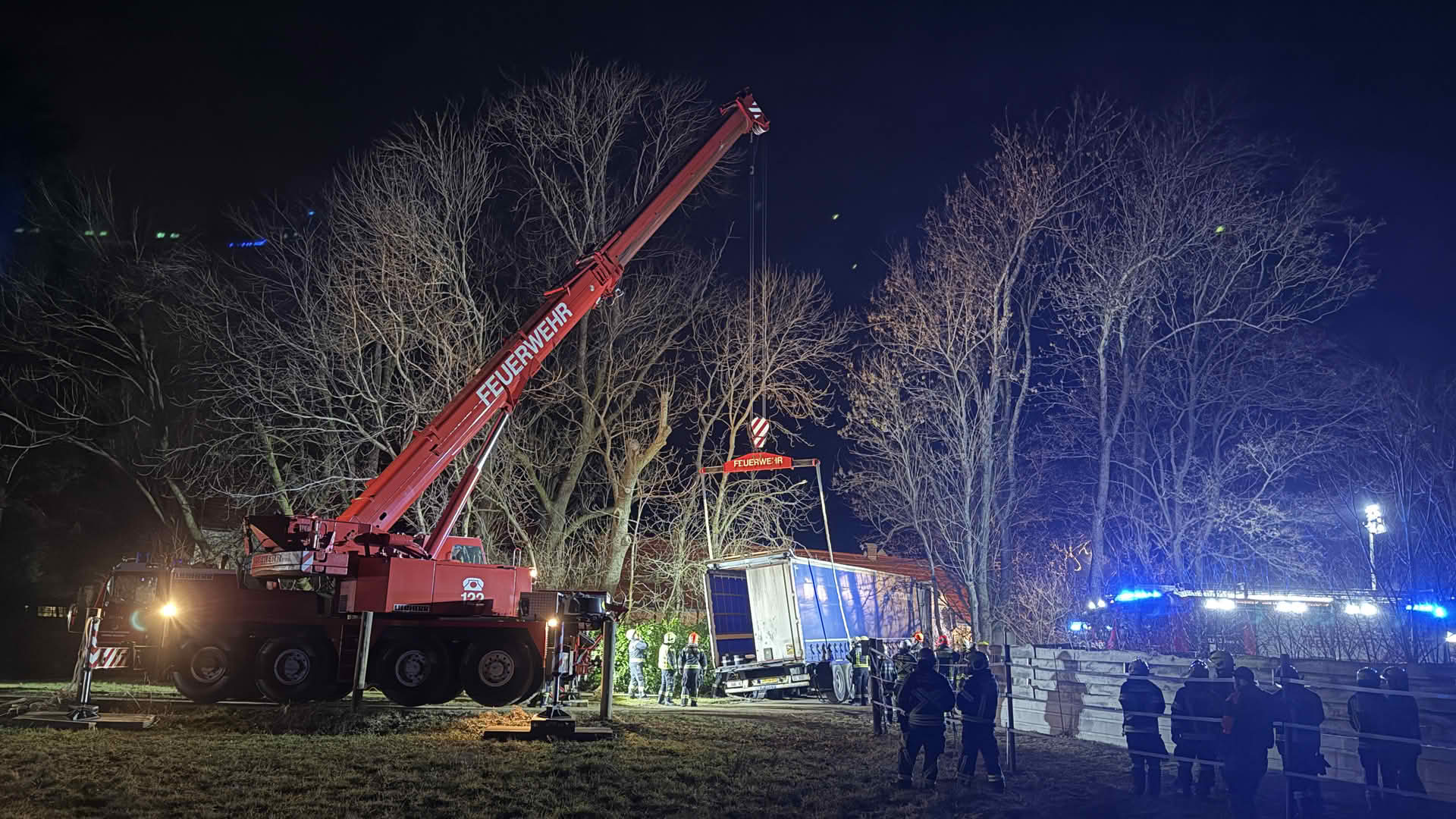 FF Ebenfurth: Sattelzug mit 23 Tonnen Streusalz auf Abwegen