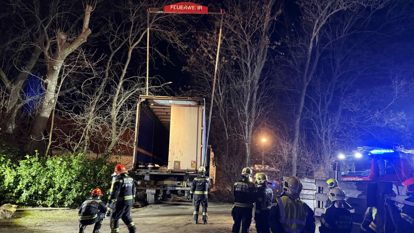 Sattelzug mit 23 Tonnen Streusalz wird geborgen