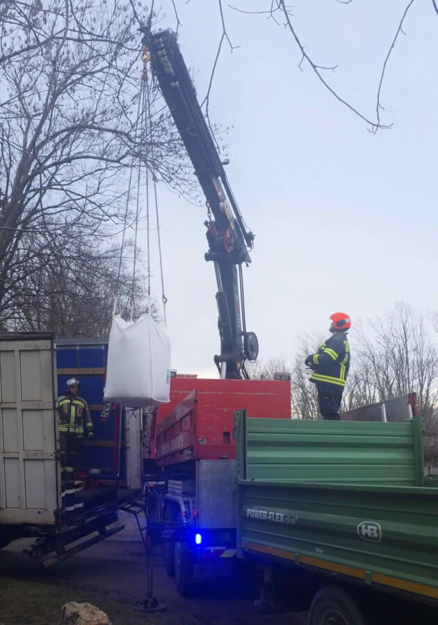 Sattelzug mit 23 Tonnen Streusalz wird geborgen