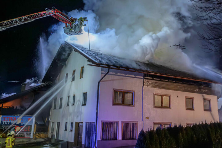 BFV Schwaz: Großeinsatz im Zillertal – Wohnhäuser in Vollbrand