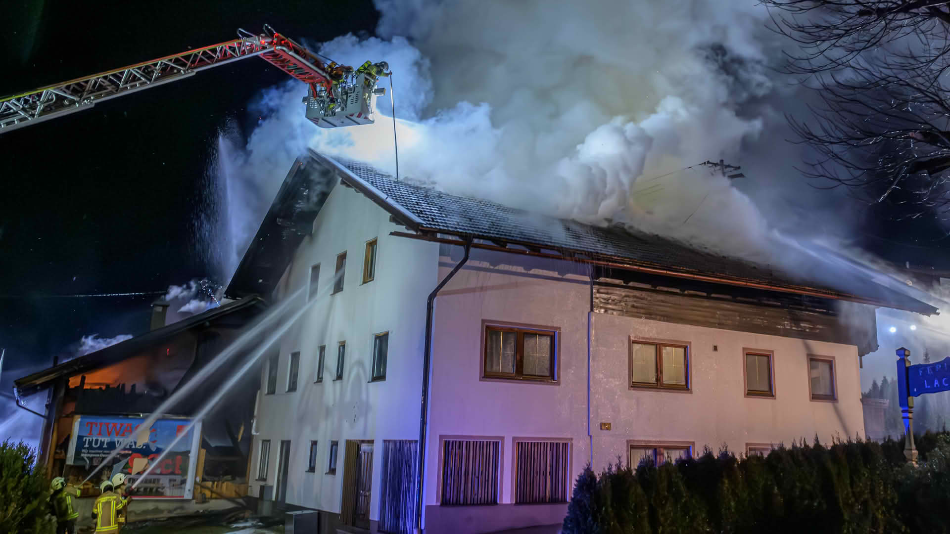 BFV Schwaz: Großeinsatz im Zillertal – Wohnhäuser in Vollbrand