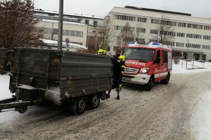 FF Bad Ischl: Fahrzeugbergung in der Doktor-Mayer-Straße