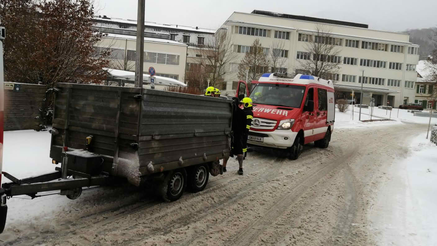 FF Bad Ischl: Fahrzeugbergung in der Doktor-Mayer-Straße