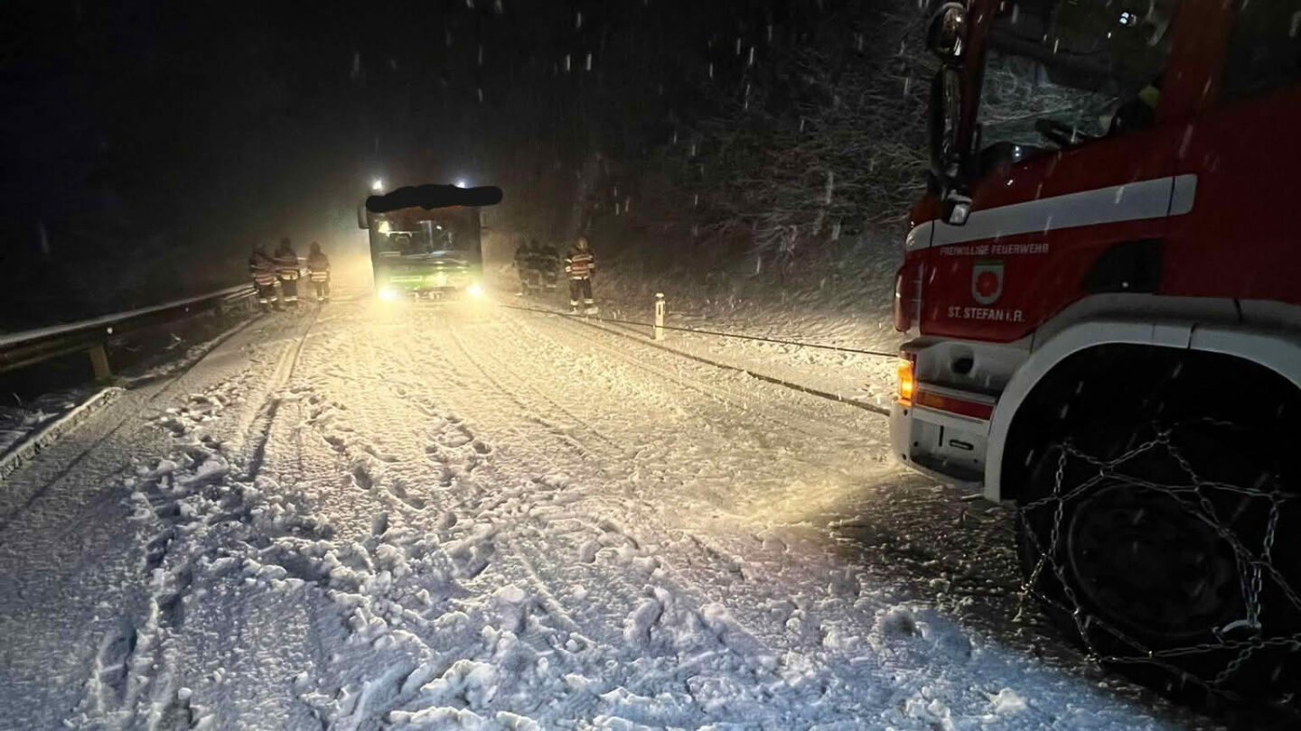 Einsatzserie durch starken Schneefall und Schneebruch