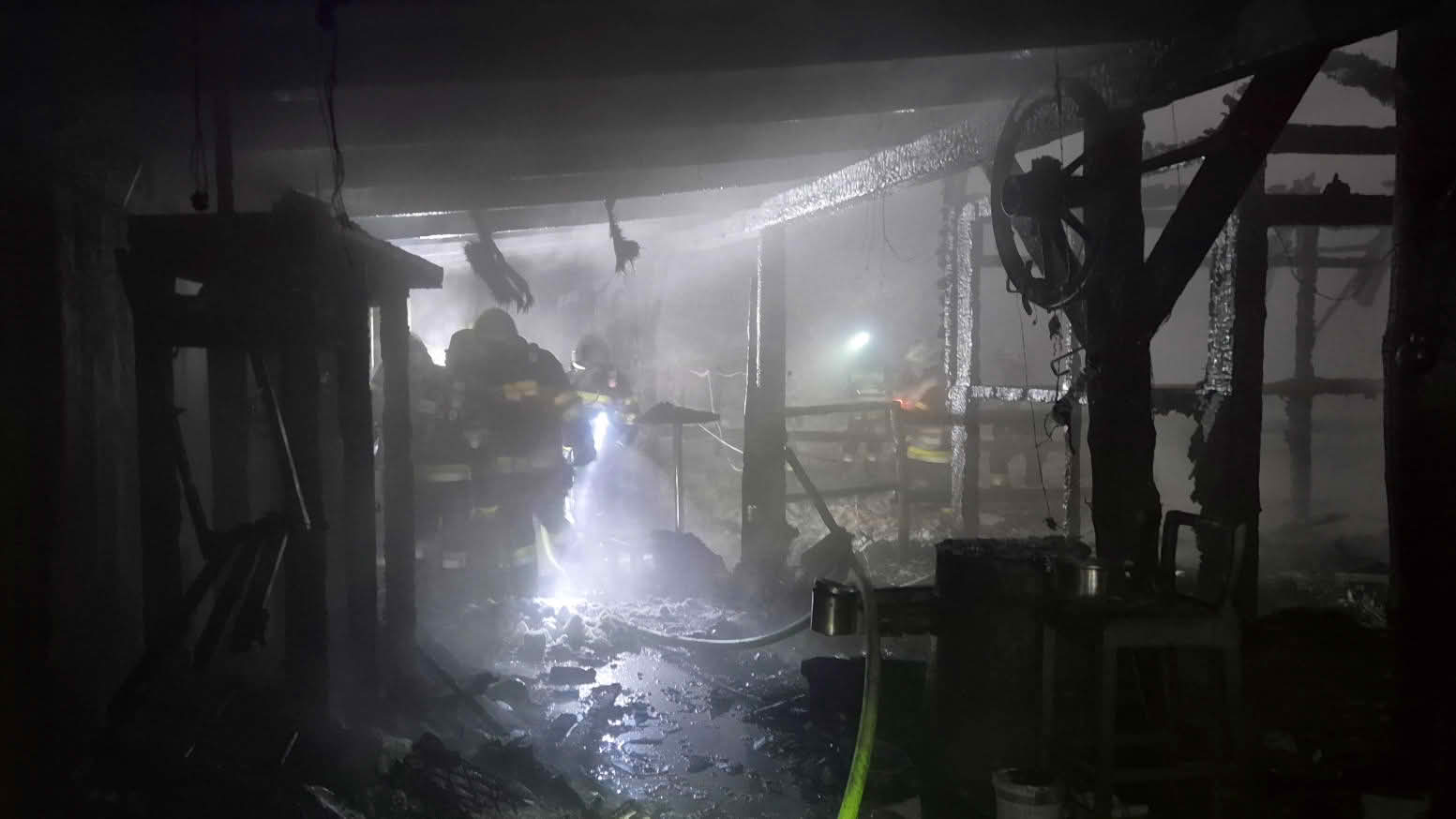 BFVDL: Wirtschaftsgebäudebrand in Aibl – 14 Pferde gerettet, Besitzer schwer verletzt