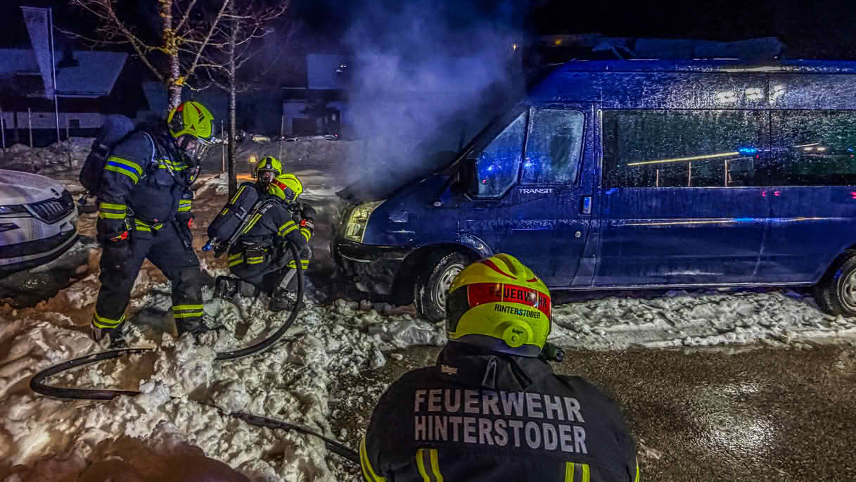 FF Hinterstoder: Beginnender PKW Brand auf Hotelparkplatz