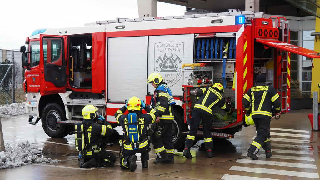 FF Biedermannsdorf: Massive Verrauchung einer Lagerhalle