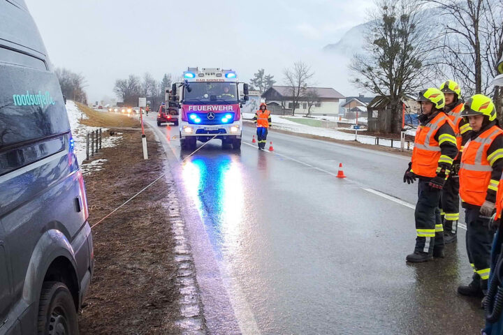 FF Bad Goisern: Eingesunkenen Kleinbus geborgen
