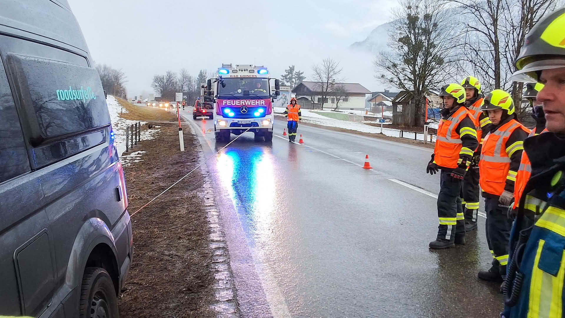 FF Bad Goisern: Eingesunkenen Kleinbus geborgen