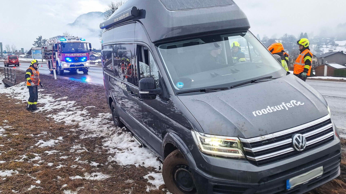 Eingesunkenen Kleinbus geborgen