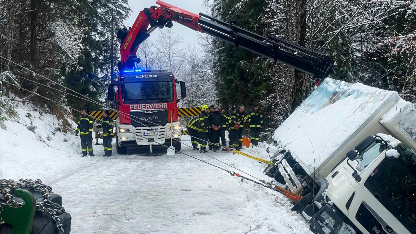 Millimeterarbeit bei LKW-Bergung