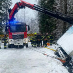 FF Hinterstoder: Millimeterarbeit bei der Bergung eines verunfallten LKW