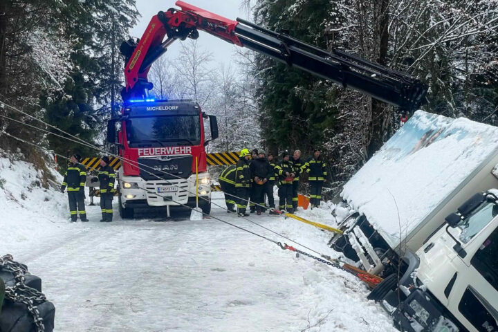 FF Hinterstoder: Millimeterarbeit bei der Bergung eines verunfallten LKW