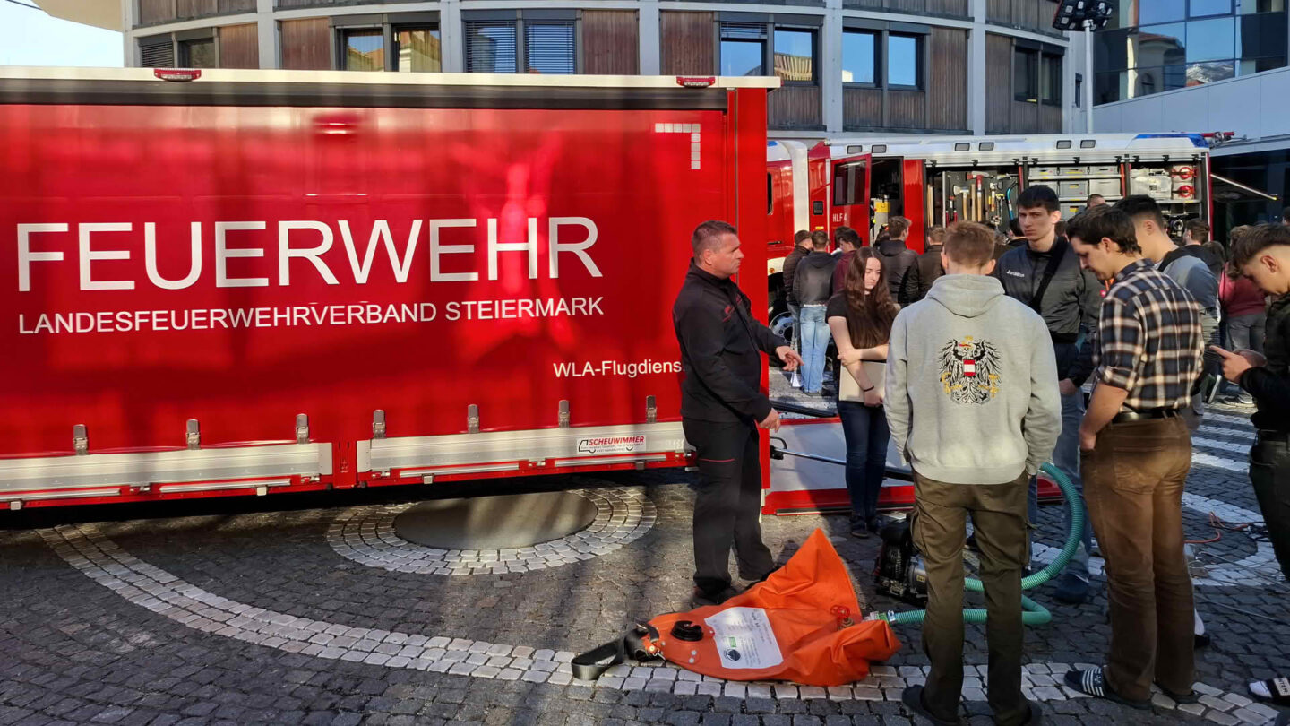 Zusammenarbeit zwischen Forstfachkräften, Behörden und der Feuerwehr bei Vegetationsbränden