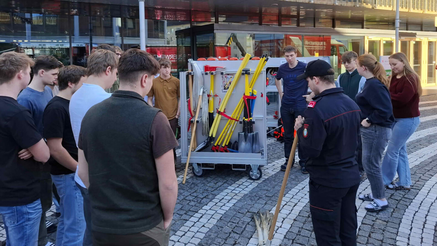 Zusammenarbeit zwischen Forstfachkräften, Behörden und der Feuerwehr bei Vegetationsbränden
