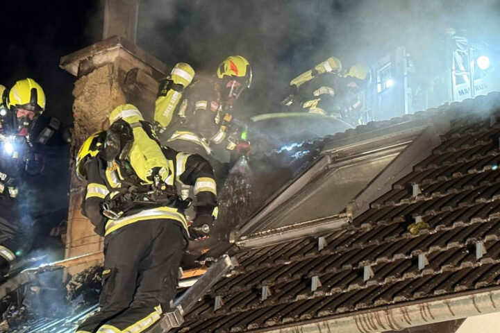 BFKDO Baden: Brand in Siegenfeld – Familie kann sich ins Freie retten!