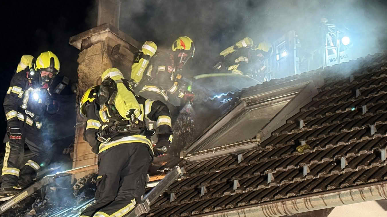 BFKDO Baden: Brand in Siegenfeld – Familie kann sich ins Freie retten!