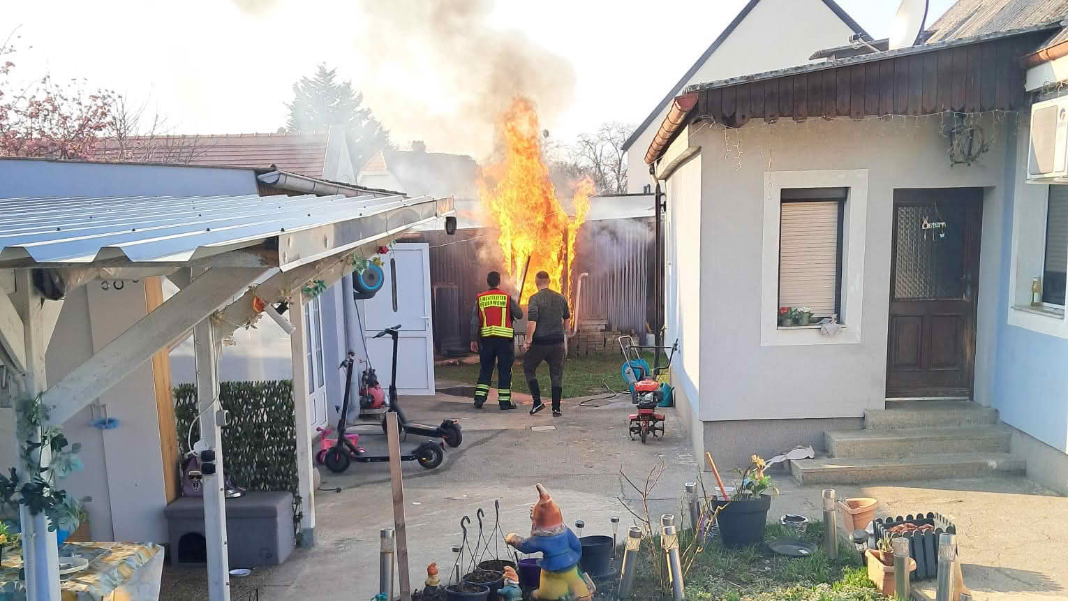 FF Parndorf: Gartenhüttenbrand im Ortsgebiet
