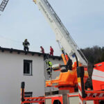 HFW Villach: Personenrettung von Hausdach