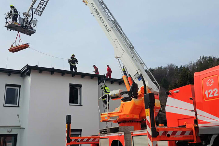 HFW Villach: Personenrettung von Hausdach