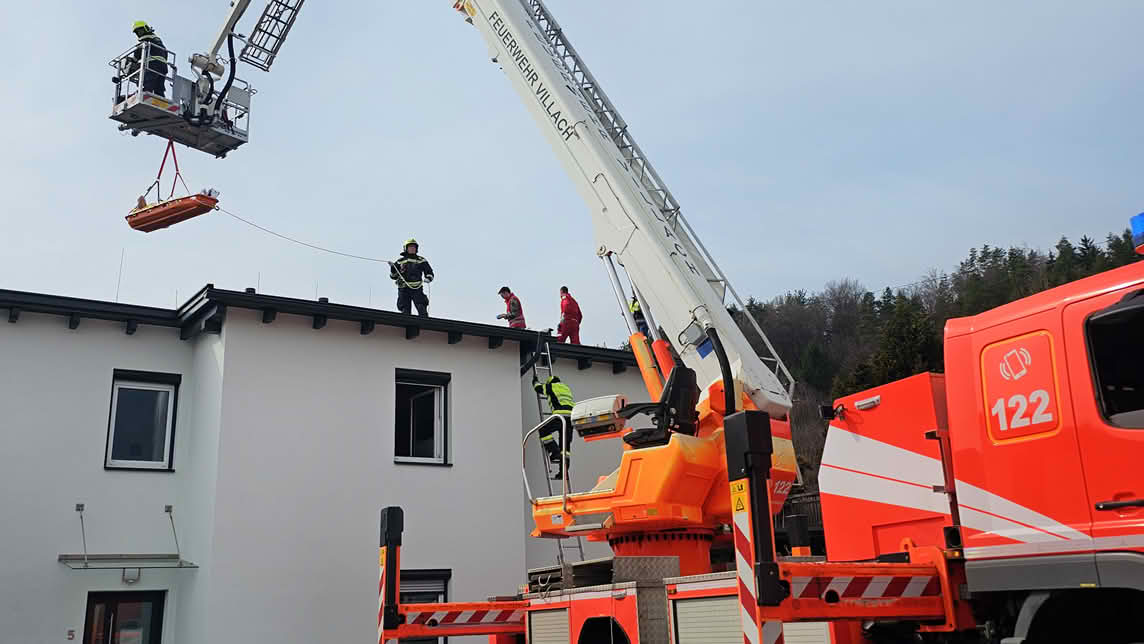 HFW Villach: Personenrettung von Hausdach