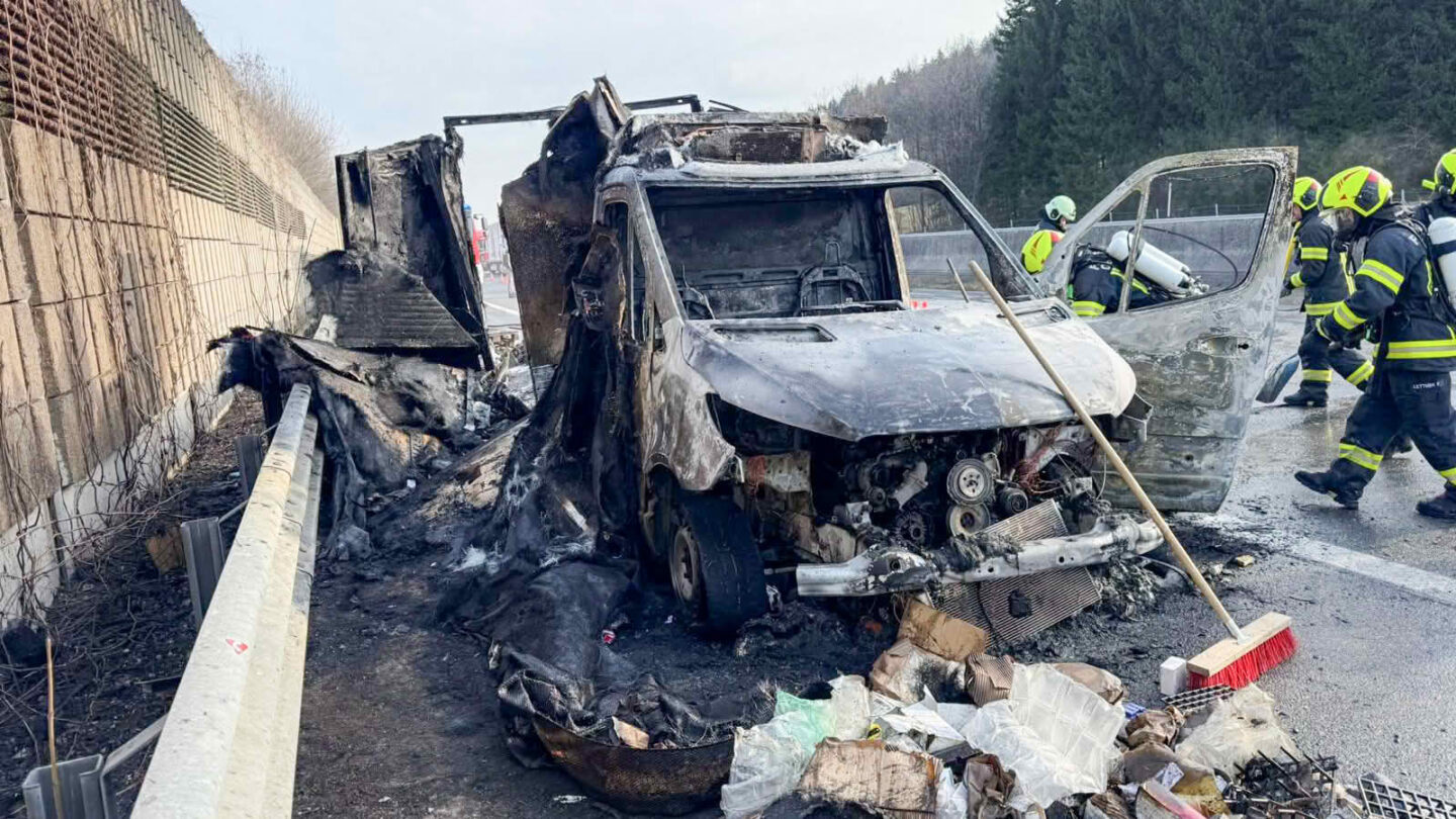 A1 Westautobahn – Kleintransporter steht in Vollbrand