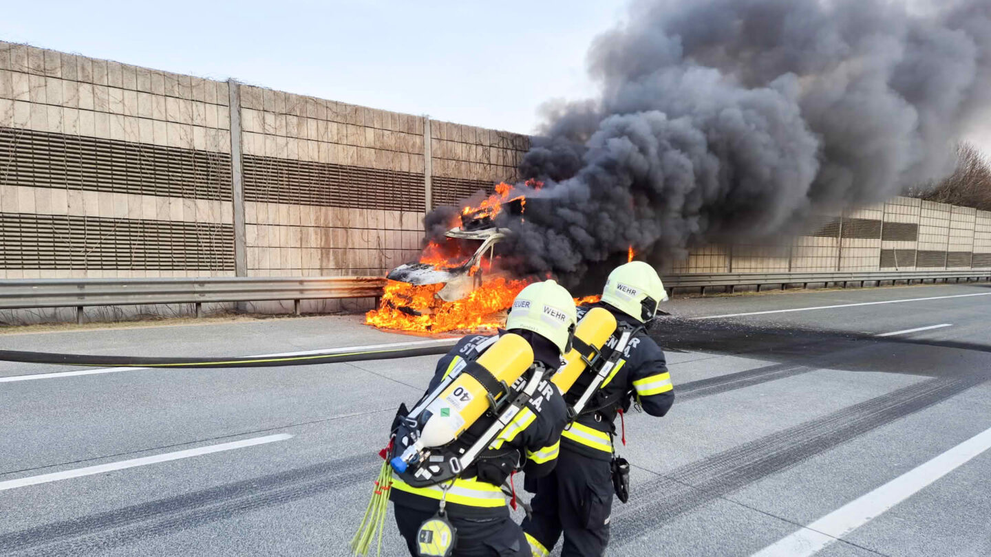 A1 Westautobahn – Kleintransporter steht in Vollbrand