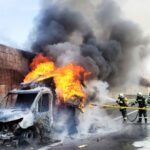 AFK Mondsee: Totalsperre A1 Westautobahn – Kleintransporter steht in Vollbrand