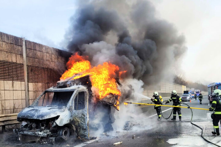 AFK Mondsee: Totalsperre A1 Westautobahn – Kleintransporter steht in Vollbrand