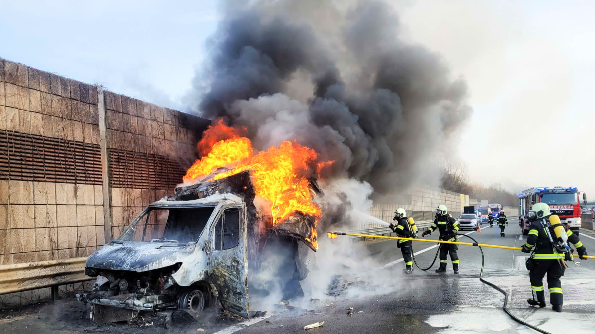 AFK Mondsee: Totalsperre A1 Westautobahn – Kleintransporter steht in Vollbrand