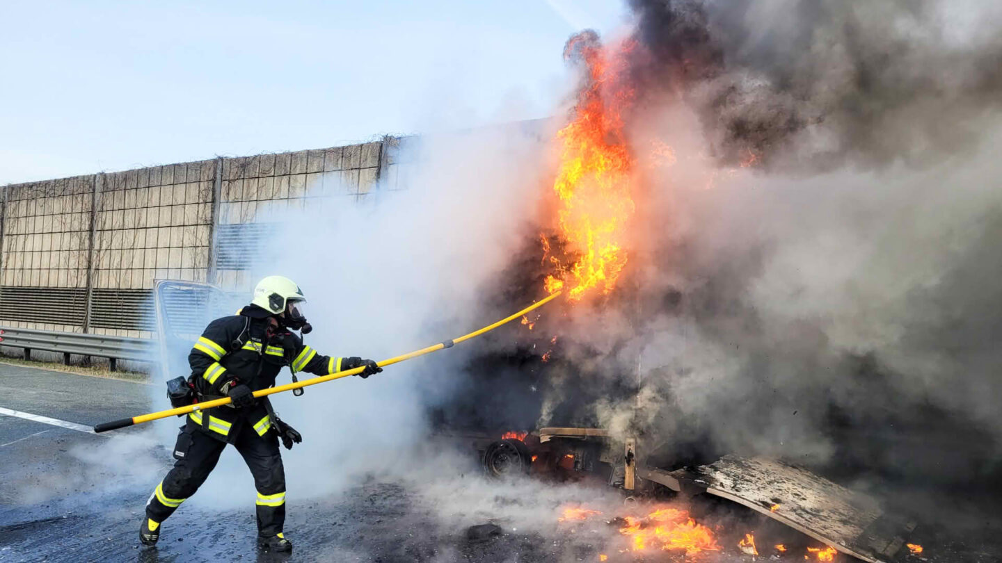 A1 Westautobahn – Kleintransporter steht in Vollbrand