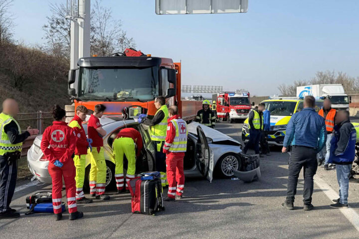 BFKDO Baden: Senior verunfallt bei der Ausfahrt Baden auf der A2