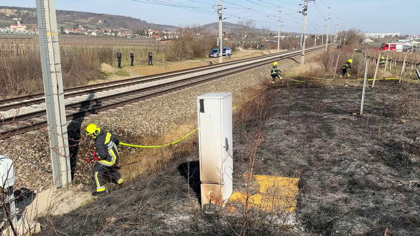 Brand neben Südbahnstrecke