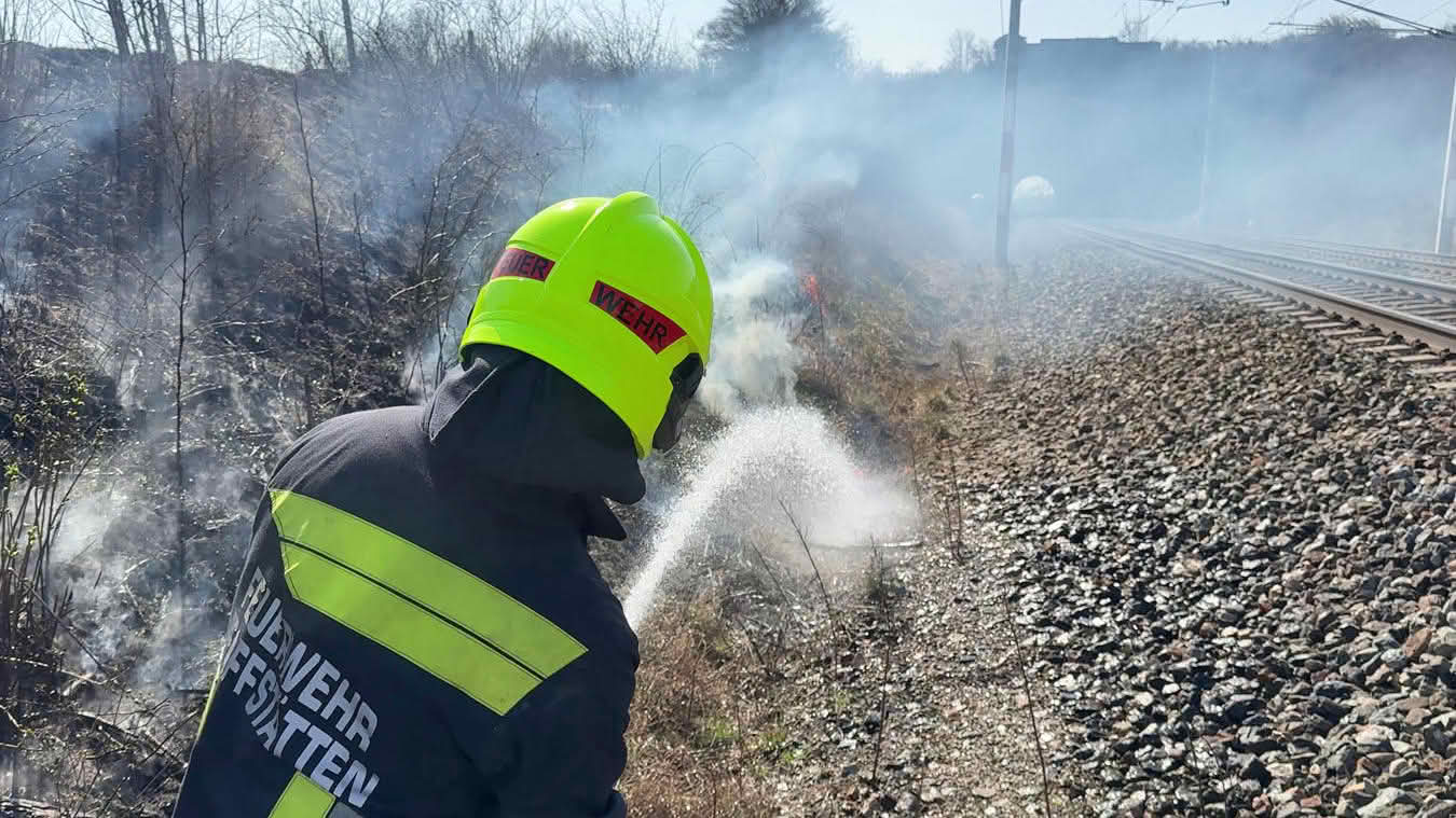 Brand neben Südbahnstrecke