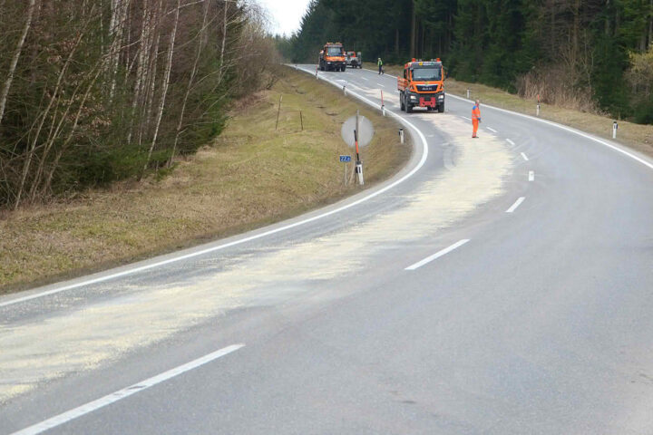 BFK Waidhofen/Thaya: Drei Kilometer lange Ölspur auf der B5