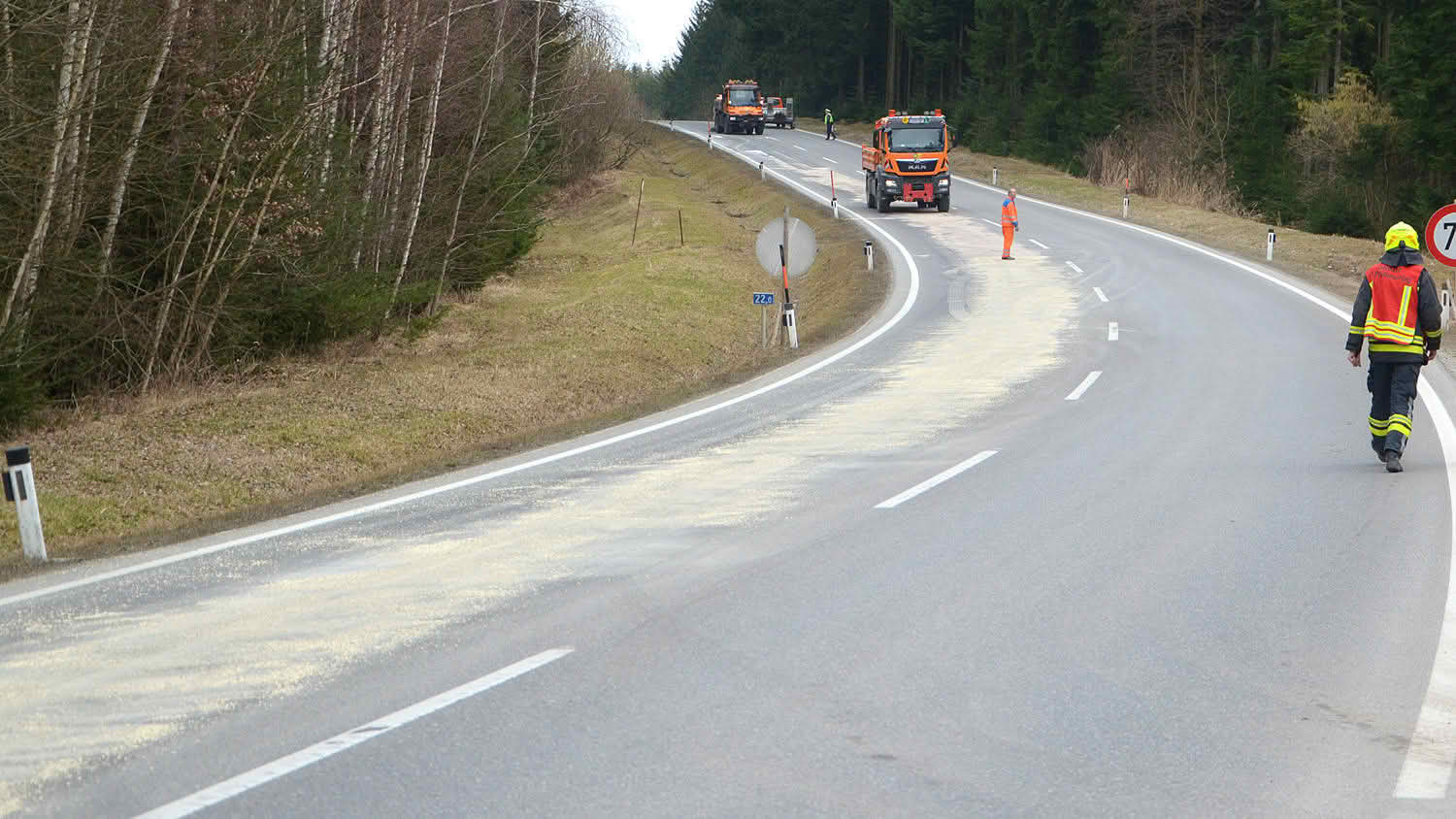 BFK Waidhofen/Thaya: Drei Kilometer lange �lspur auf der B5