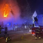 BFKDO Baden: Wohnhausbrand – Flammen schlugen meterhoch aus einem Fenster