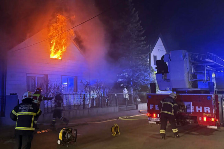BFKDO Baden: Wohnhausbrand – Flammen schlugen meterhoch aus einem Fenster
