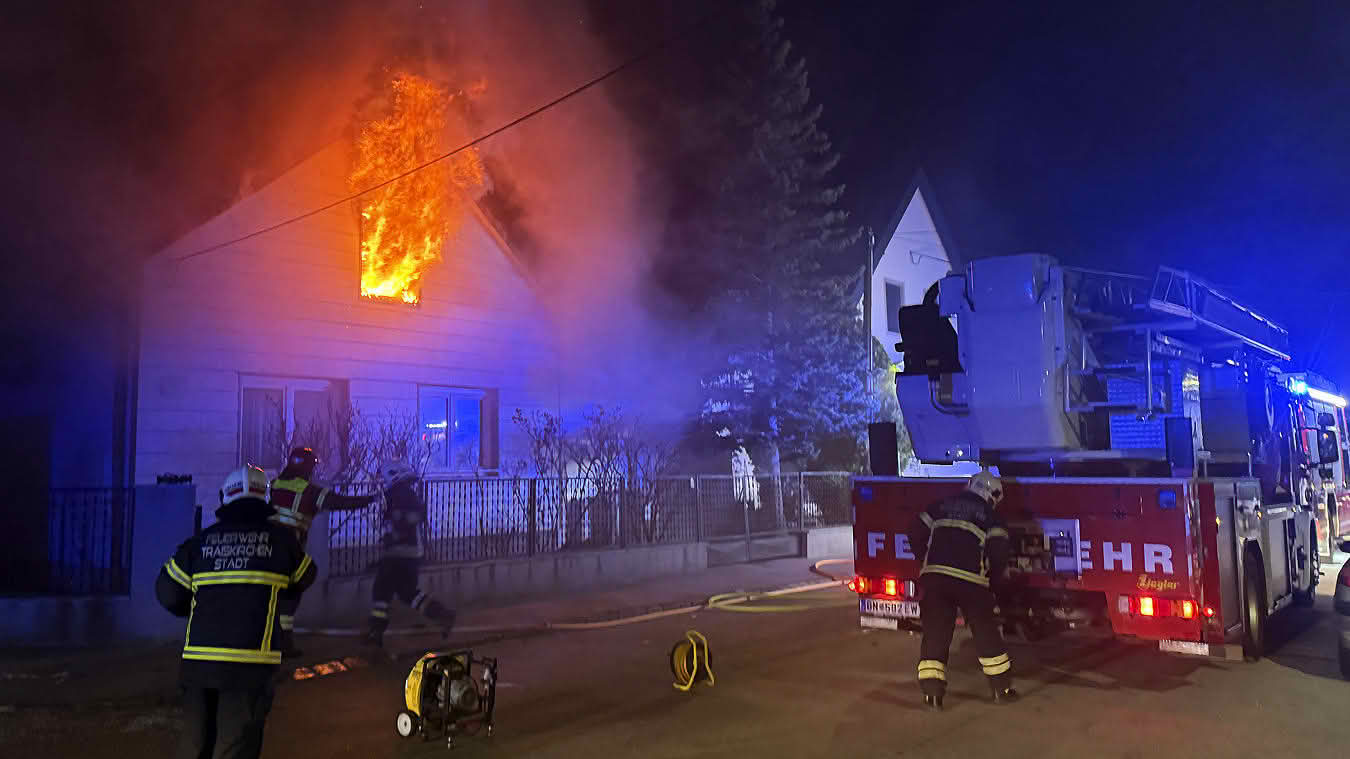 BFKDO Baden: Wohnhausbrand – Flammen schlugen meterhoch aus einem Fenster