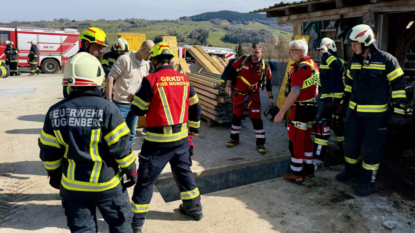 Personenrettung aus in Bau befindlicher Güllegrube