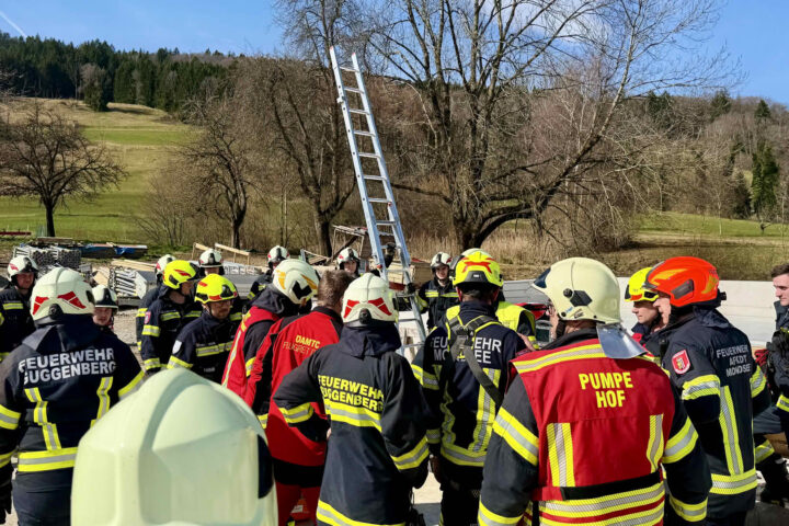 AFK Mondsee: Personenrettung aus in Bau befindlicher GĂĽllegrube