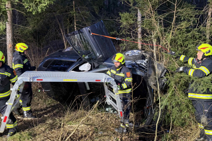 BFKDO Jennersdorf: Verkehrsunfall mit eingeklemmter Person in Deutsch Kaltenbrunn