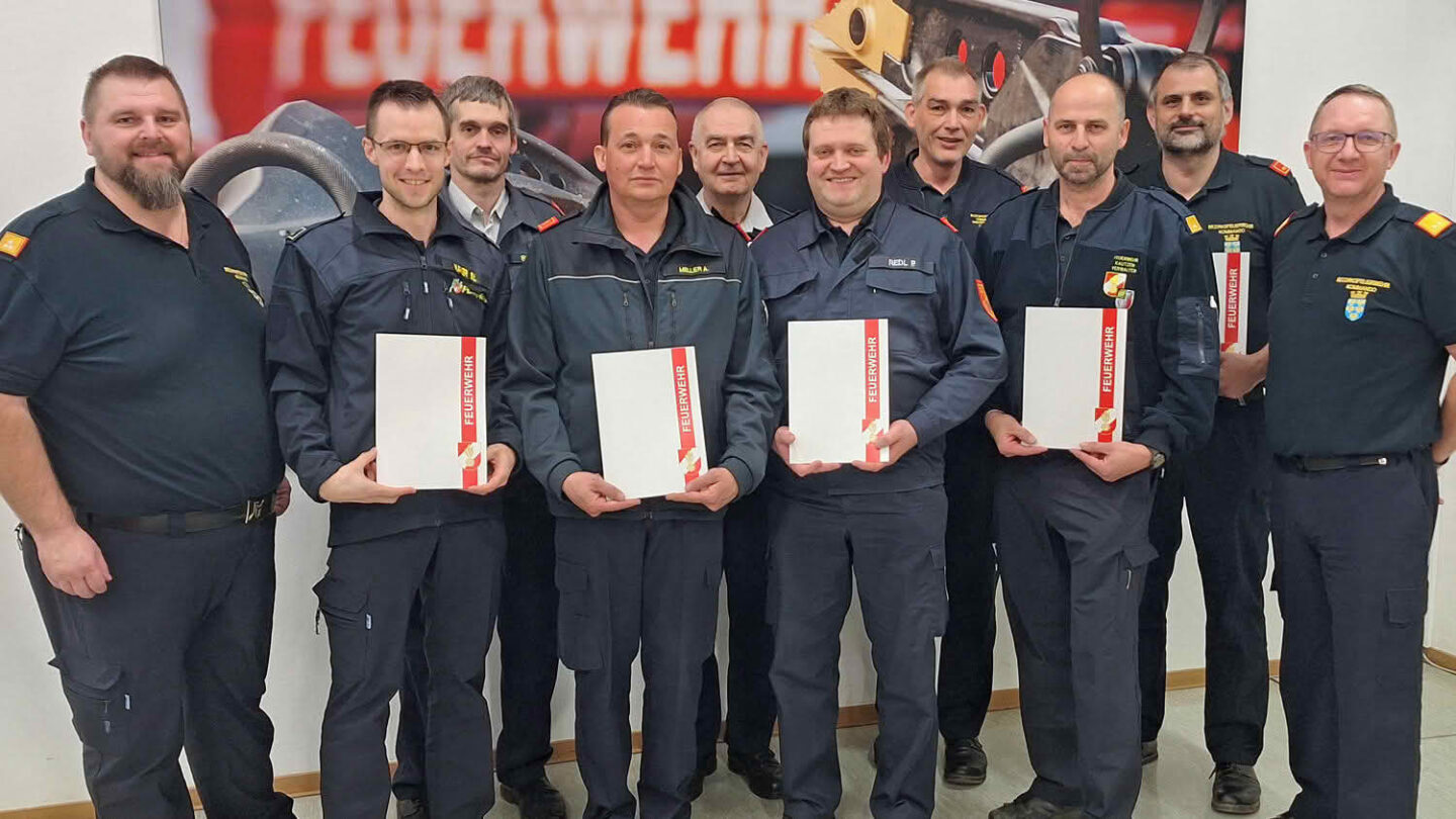 Bezirksfeuerwehrkommandant Michael Litschauer und sein Stellvertreter Andreas Zainzinger ernannten Stefan Mayer, Markus Stangl, Andreas Meller, Oswald Sprinzl, Peter Redl, Markus Groß, Reinhard Leyrer-Schlosser und Robert Macho zu Bezirkssachbearbeitern in den jeweiligen Sachgebieten