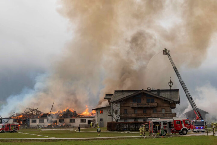 BFV Schwaz: Großbrand in Strass – 9 Feuerwehren im Einsatz