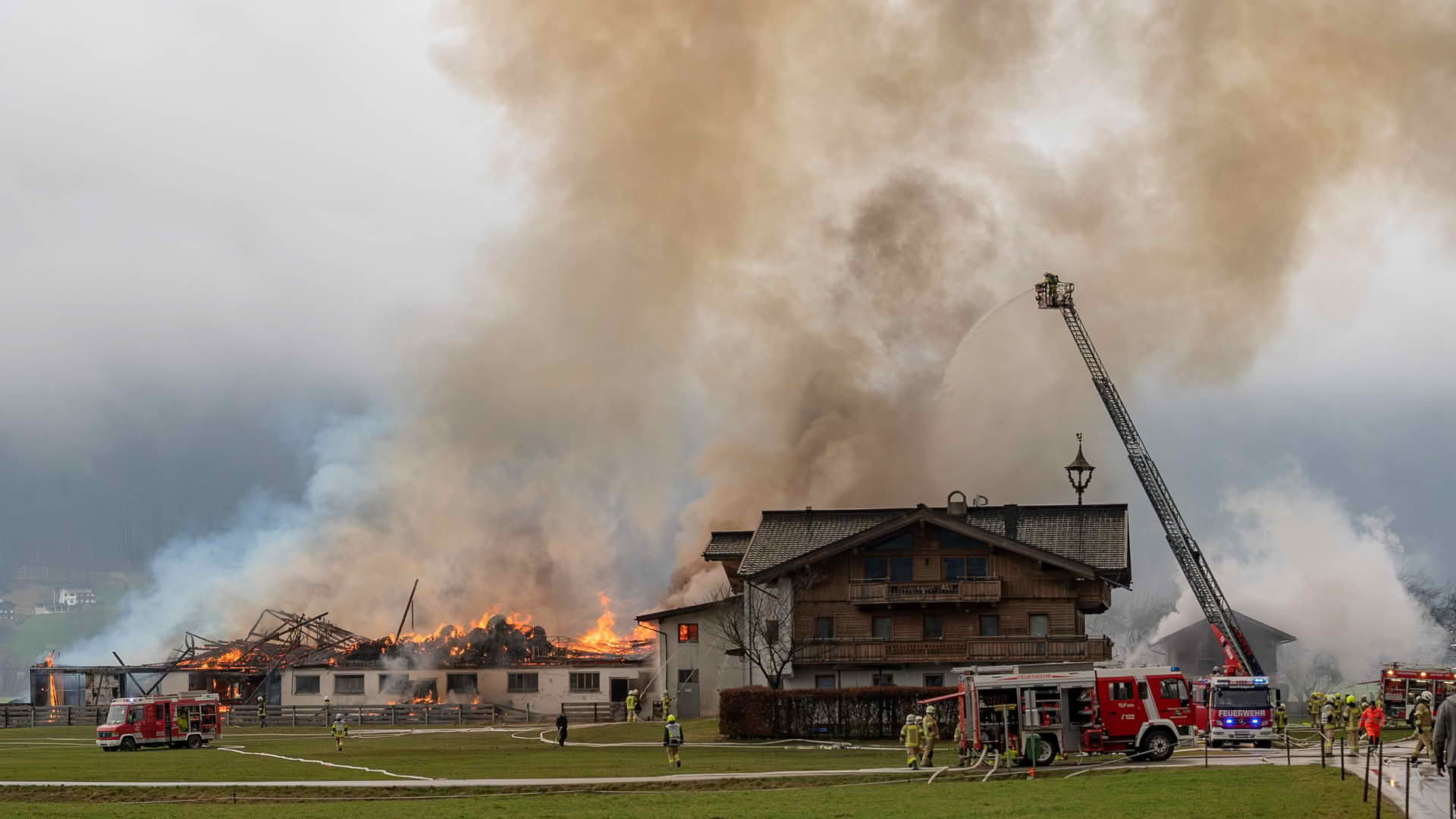 BFV Schwaz: Großbrand in Strass – 9 Feuerwehren im Einsatz