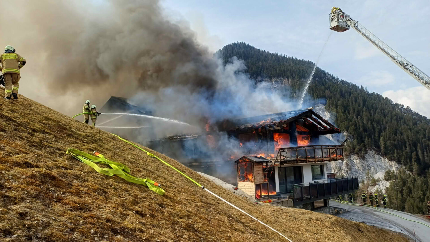 8 Feuerwehren bei Gebäudebrand in Schladming