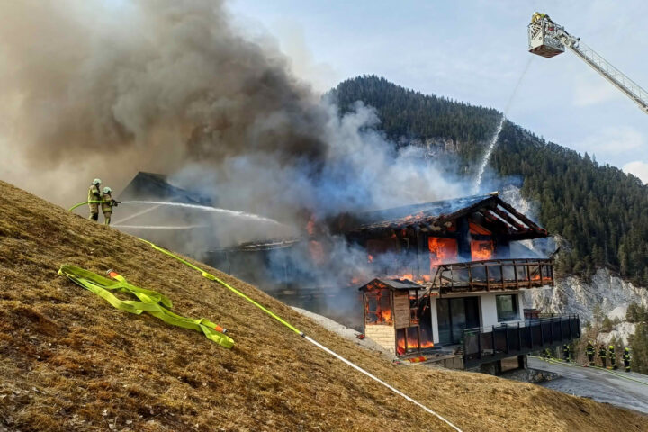 BFV Liezen: 8 Feuerwehren bei Gebäudebrand in Schladming